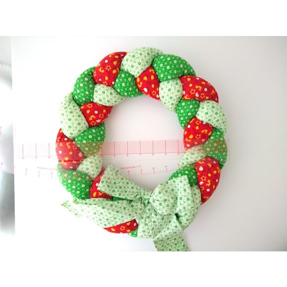 VTG 14" Braided Calico Christmas WREATH Cotton Cloth Red Green Country Cottage - Picture 8 of 9